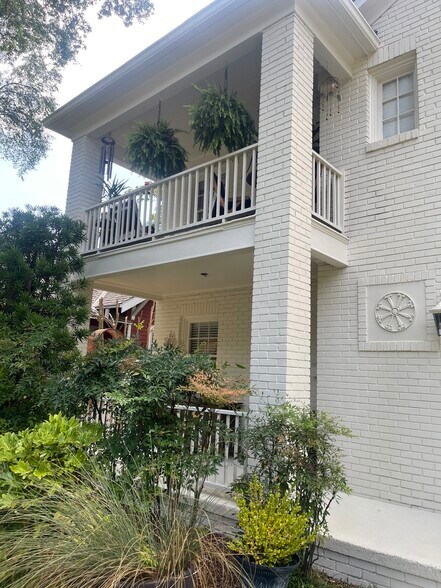upstairs porch - 541 Lamar Ave