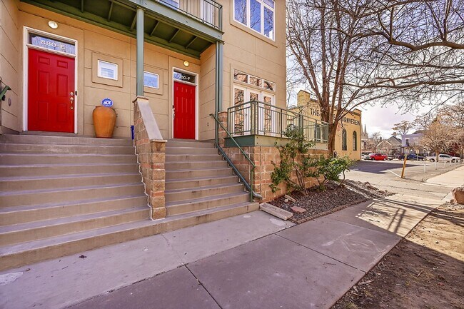 Building Photo - $3,150.00 - 2 Beds, 2.5 Baths, Apartment i...