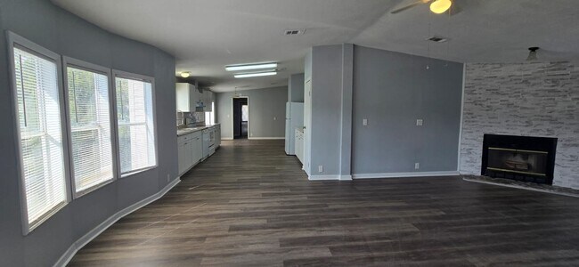 Building Photo - Newly renovated 4/3 property with fenced i...
