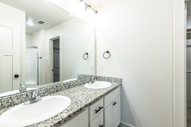 Building Photo - Half off first full month's rent! Zero Dep...