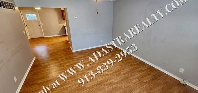 Building Photo - 2 Bed 1.5 Bath Townhome in Bonner Springs-...