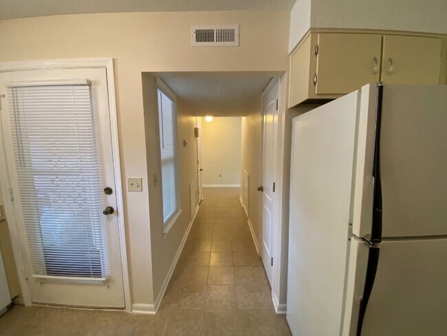 Building Photo - 449 Hickory Hill Dr