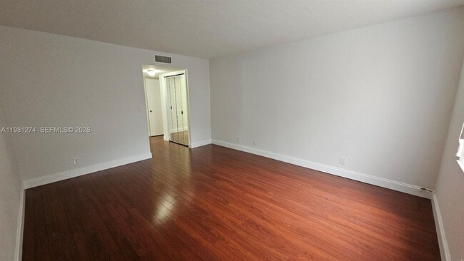 Building Photo - 305 Lakeview Dr