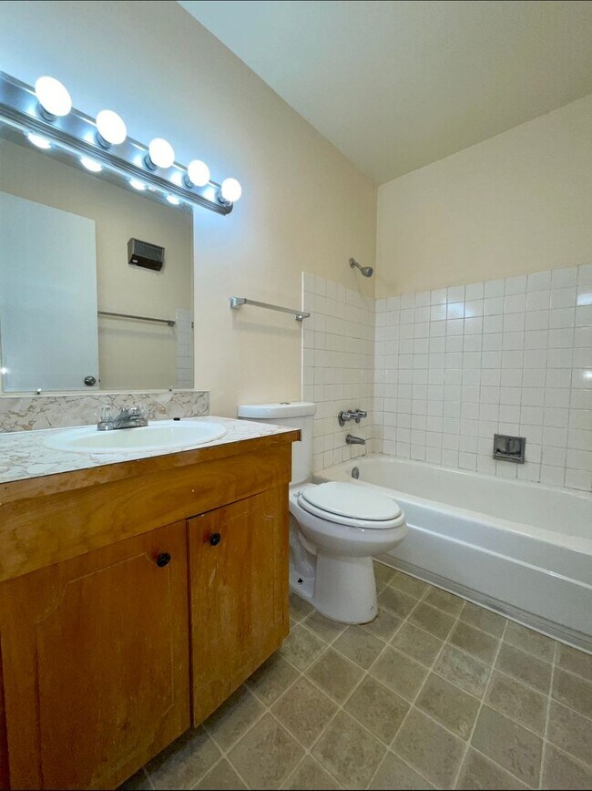 Building Photo - **50% OFF FIRST MONTH'S RENT** Spacious To...