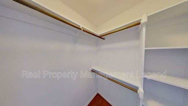 Building Photo - 5830 Kenwood Ave