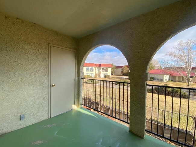 Building Photo - 807 Country Club Dr SE