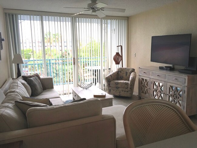 Building Photo - 6 to 8 Month Rental! Furnished 2 bed 2 bat...