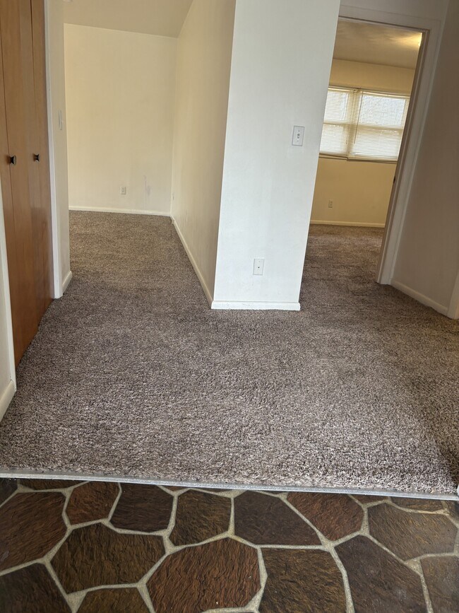 Building Photo - 408 Amherst Dr