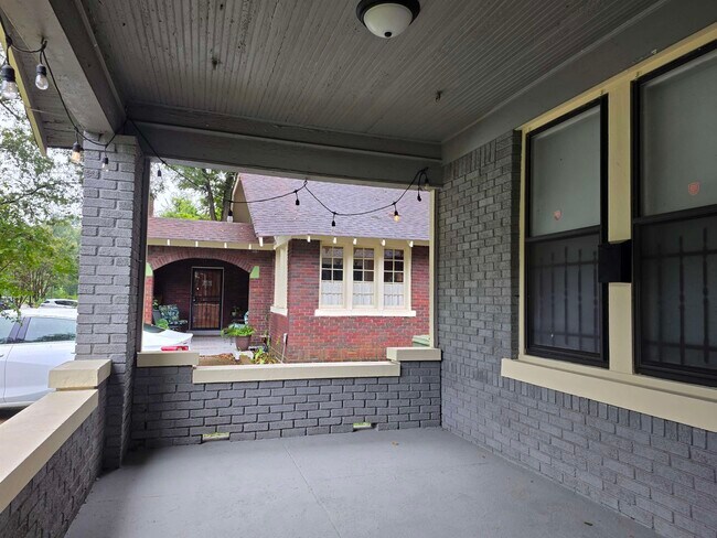 Building Photo - 637 N Willett St