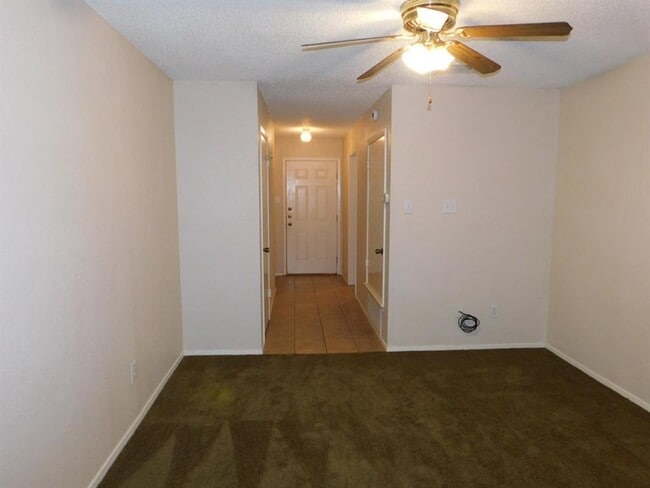 Building Photo - 806 Country Aire Dr