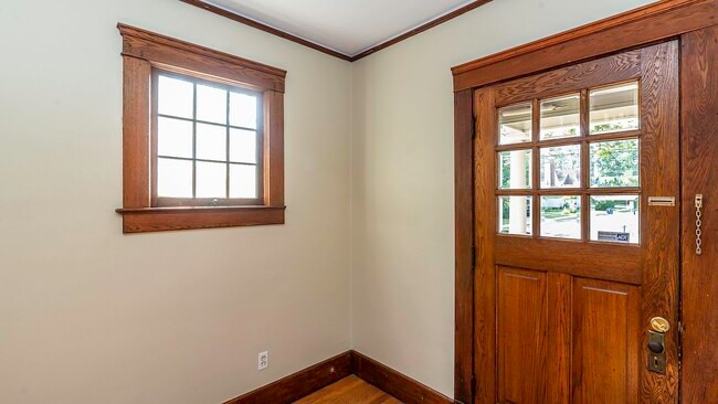 Building Photo - 823 Dewey Ave