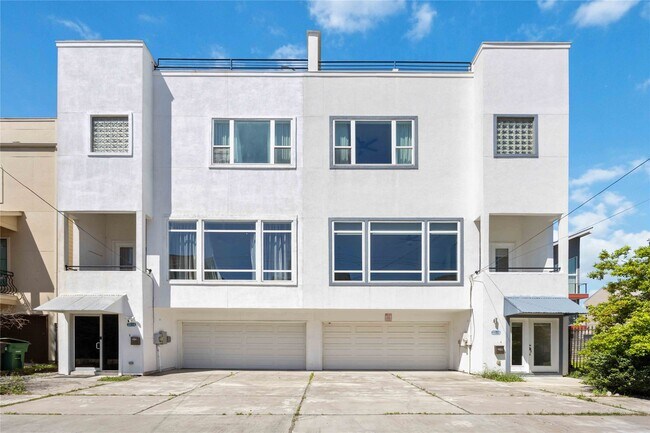 Primary Photo - 2211 Detering St