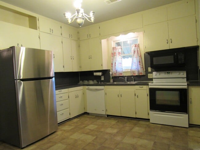 Building Photo - 405 E Main St