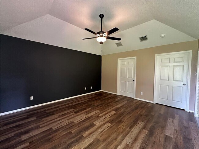 Building Photo - 243 Fantasy Ln