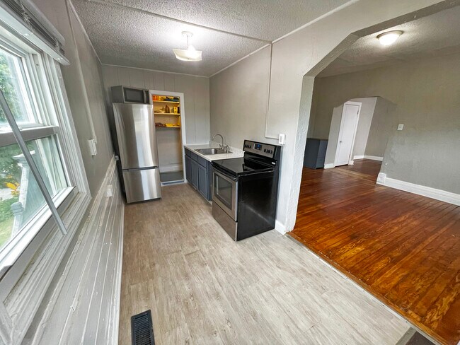 Kitchen - 1710 Southwest Blvd