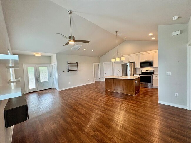 Building Photo - 241 Rose Dr