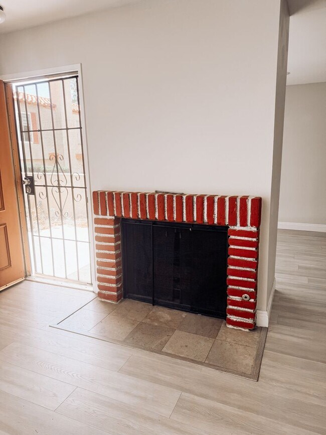 Building Photo - Large Townhome with 2 car garage