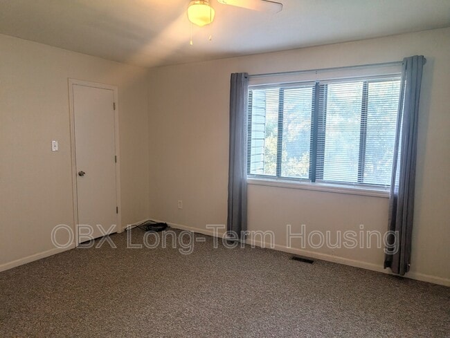 Building Photo - 207 Pine Grove Trail