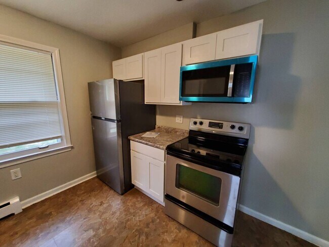 Building Photo - Charming 4-Bedroom Property in Prime Location