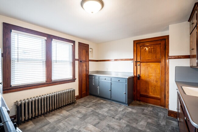 Building Photo - 2213 S 72nd St