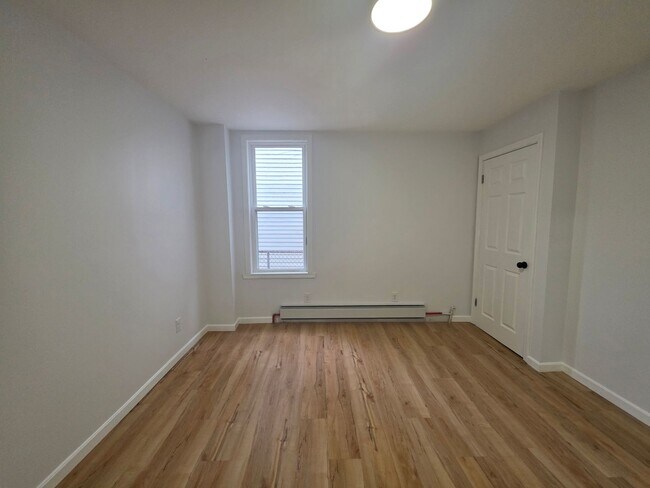 Building Photo - Newly Updated 3 bedroom 1 bathroom Apartment for Rent!