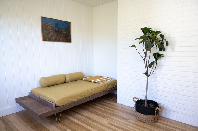 Building Photo - 3 Bedrooms + 2 Bathrooms | Midtown Ventura | Furnished or Unfurnished