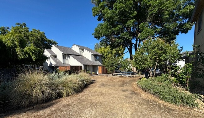 Building Photo - Remodeled Spacious 3BR/2BA Home in Prime Davis Location