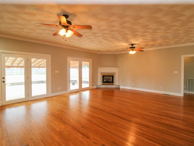 Building Photo - Spacious home!