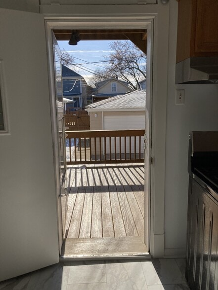 Building Photo - 2433 W Dakin St