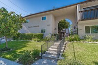 Building Photo - 1 Bedroom Condo for Rent in Canyon Country!