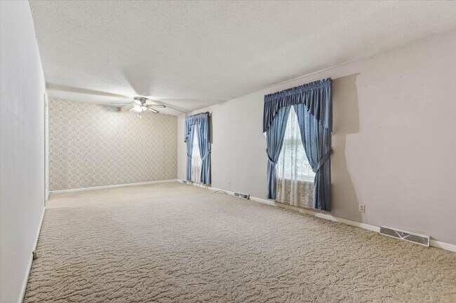Building Photo - 2 Bedroom Dog Friendly Home For Rent With Large Bonus Room!