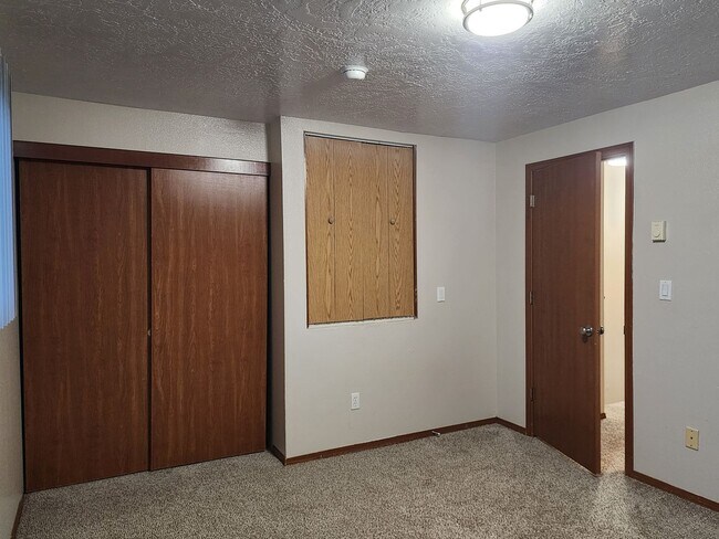 Building Photo - HALF  OFF  1ST  FULL  MONTH'S  RENT   Pet-friendly Townhouse Near Parks and Downtown Newberg