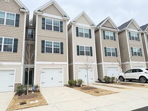 Building Photo - 3 Bedrooms 1 Garage & Open space one the Main Floor