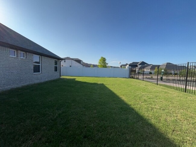 Building Photo - 612 Amenduni Ln