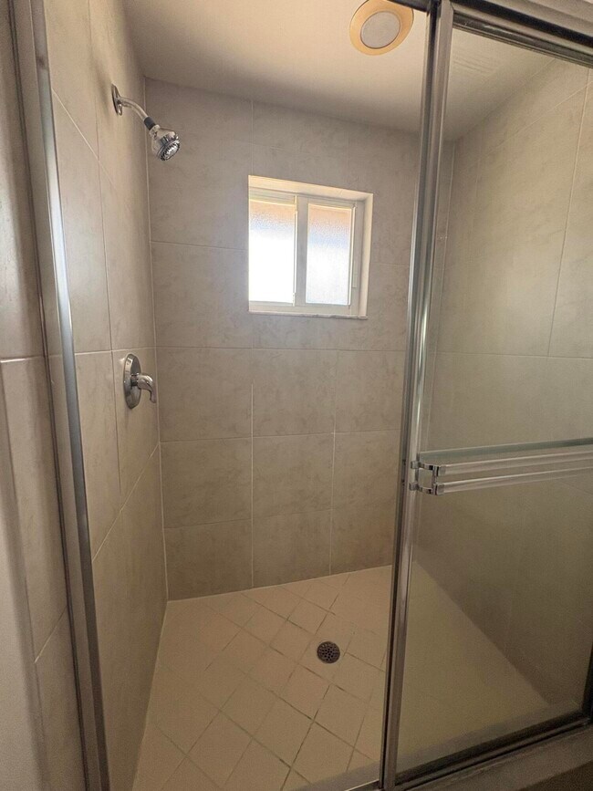 Building Photo - 3122 Coral Ridge Dr