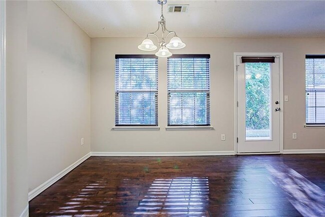 Building Photo - Spacious townhome minutes from Midtown Atl...