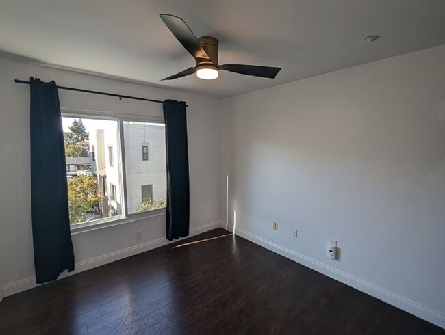 Building Photo - Luxurious 2 bed - 2.5 bath Townhome in Dow...