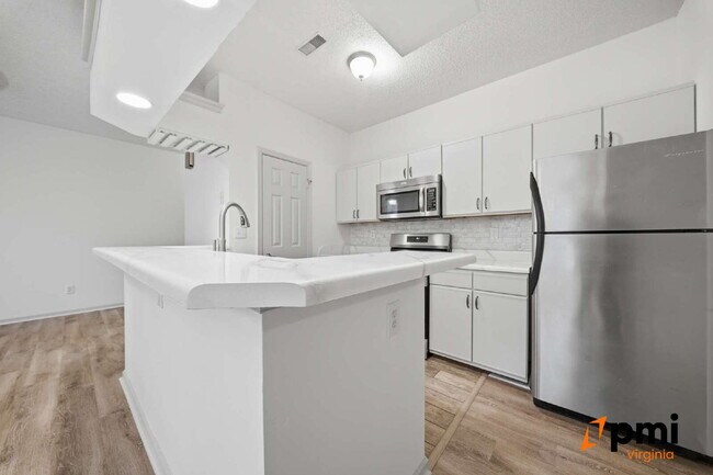 Building Photo - Immaculate 2 Bedroom 2 Bath Condo- Shore Drive