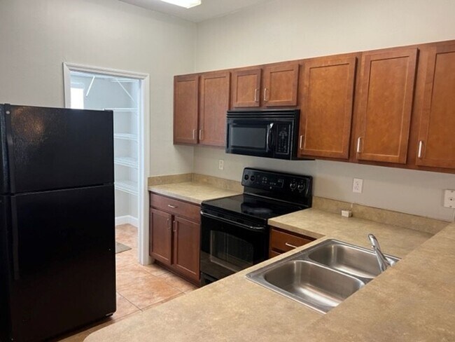 Building Photo - Great Location for this 2 bedroom 2 1/2 bath in Woods Edge South