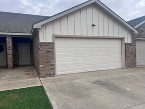 Building Photo - Spacious 3-Bedroom Townhouse Near Texas Tech