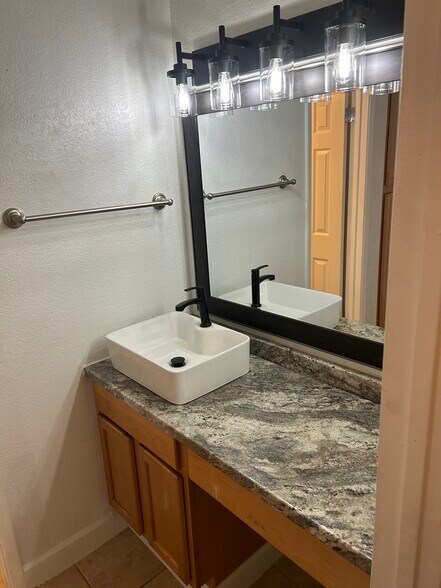 Master 1 bath - 3825 E Camelback Rd