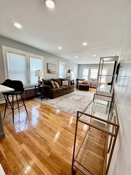 Primary Photo - 18 Colonial Ave