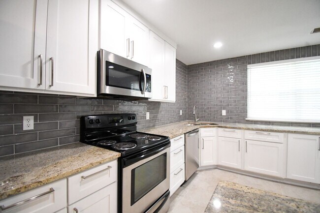 Building Photo - 4 bedroom / 3 bath in Irving