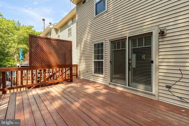 Building Photo - 1249 Quaker Hill Dr