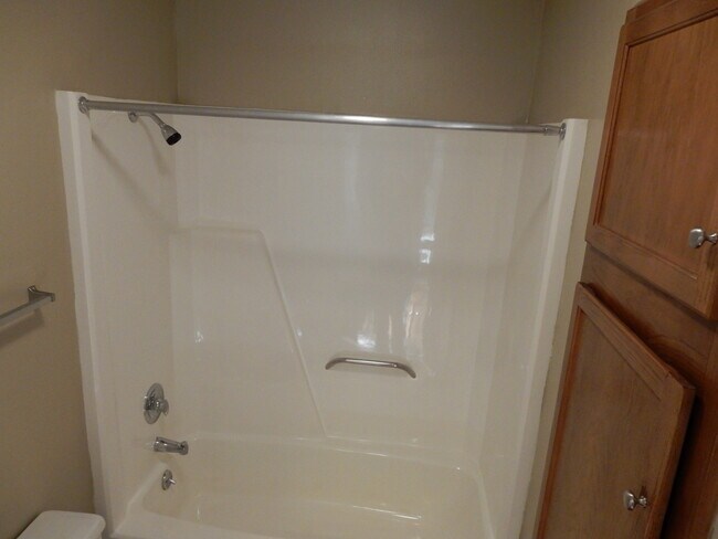 Building Photo - 2 Bedroom 1.5 bath Townhome $300 off 1st Month Special