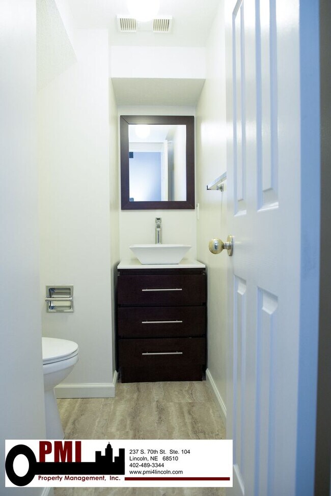 Building Photo - 2 Bedroom, 1.5 Bathroom Single Unit for Rent at Historic WaterPark