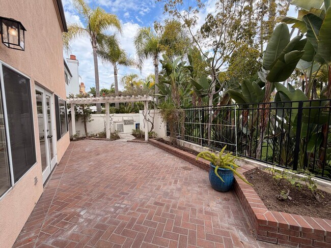Building Photo - Beautiful 3 Bedroom, 2.5 Bathroom Newport ...