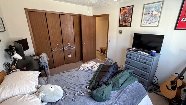 Building Photo - Spacious 3-Bedroom just off Como Ave!