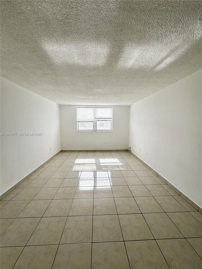 Building Photo - 666 W 81st St