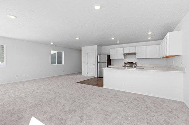 Building Photo - Lease special, save $900.00 if you sign an...